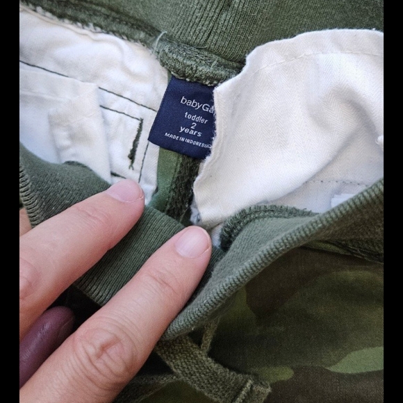 Boys gap 2T camo shorts - Picture 2 of 3